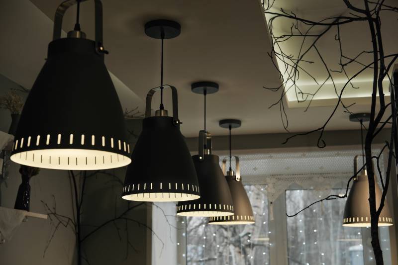 Sztuka oświetlenia: Jak lampy sufitowe mogą zmienić wygląd i atmosferę Twojego domu