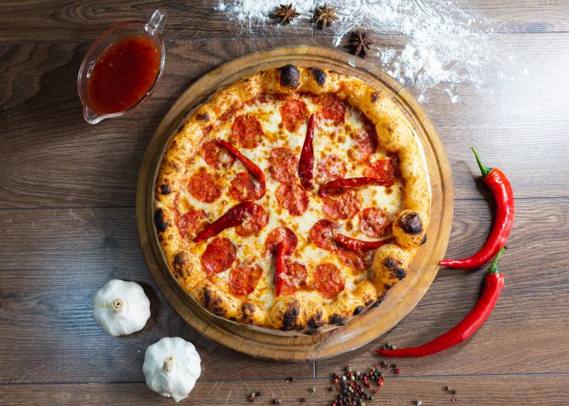 Historia pizzy: Od ulicznych sprzedawców w Neapolu do globalnego fenomenu kulinarnej kultury.